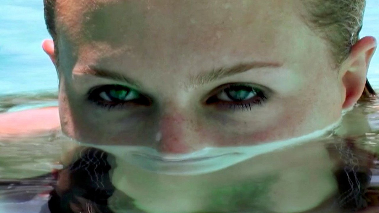 Under Our Skin 2: Emergence - 剧照