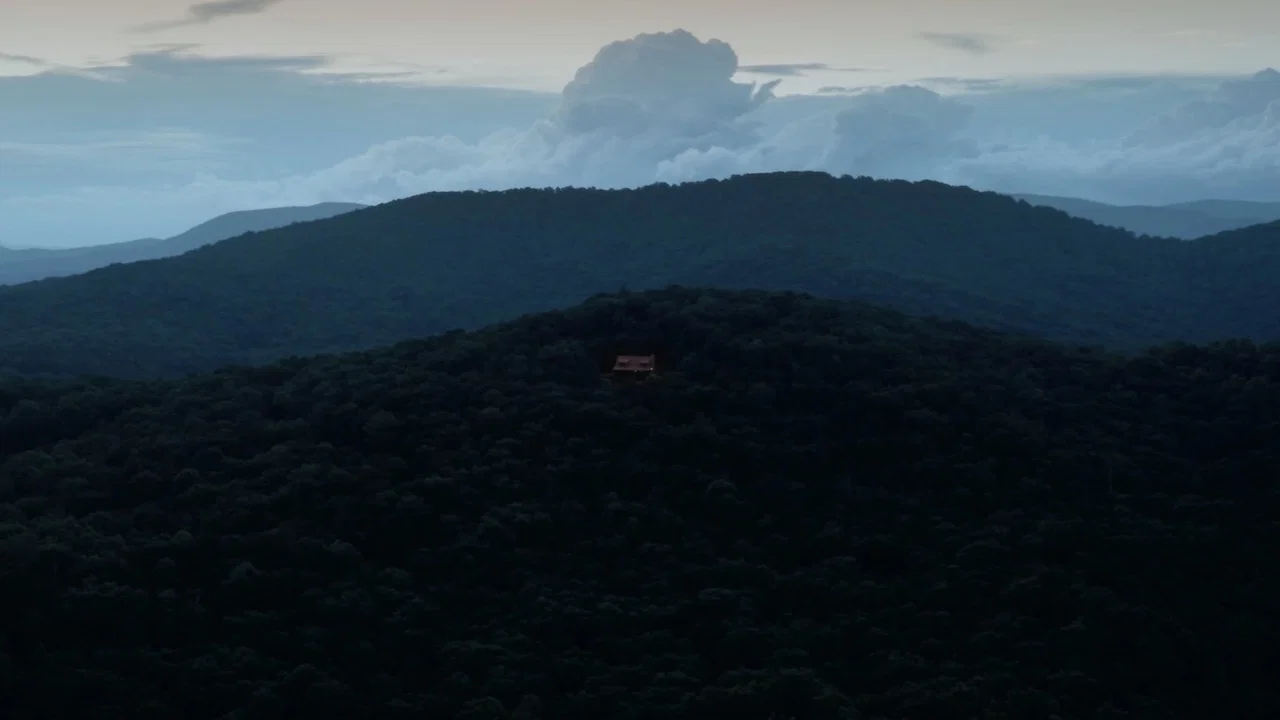 Worlds Apart - 剧照