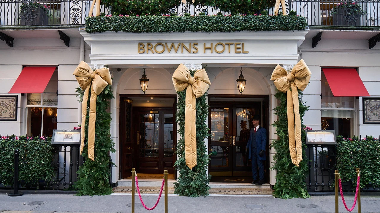 A Very British Hotel at Christmas - 剧照