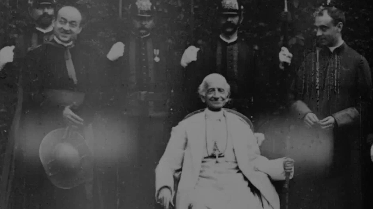 Pope Leo XIII Being Seated Bestowing Blessing - 剧照