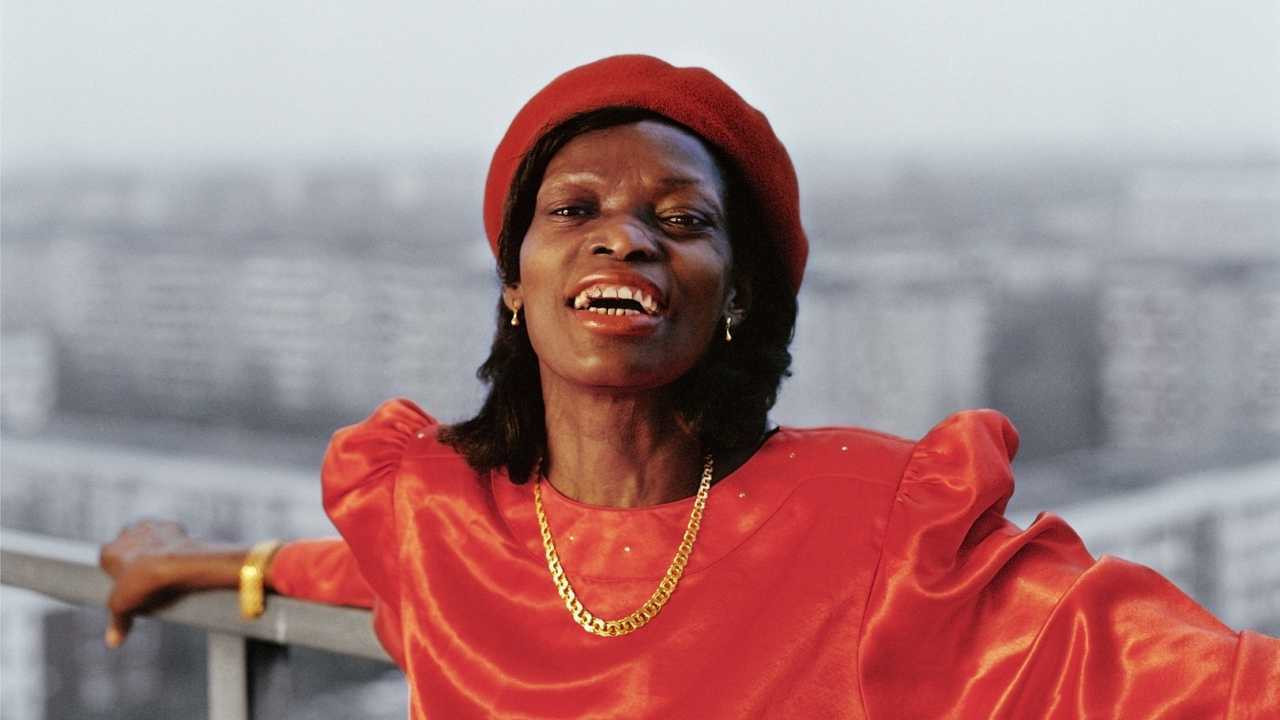 Maggie vaknar p&aring; balkongen - 剧照