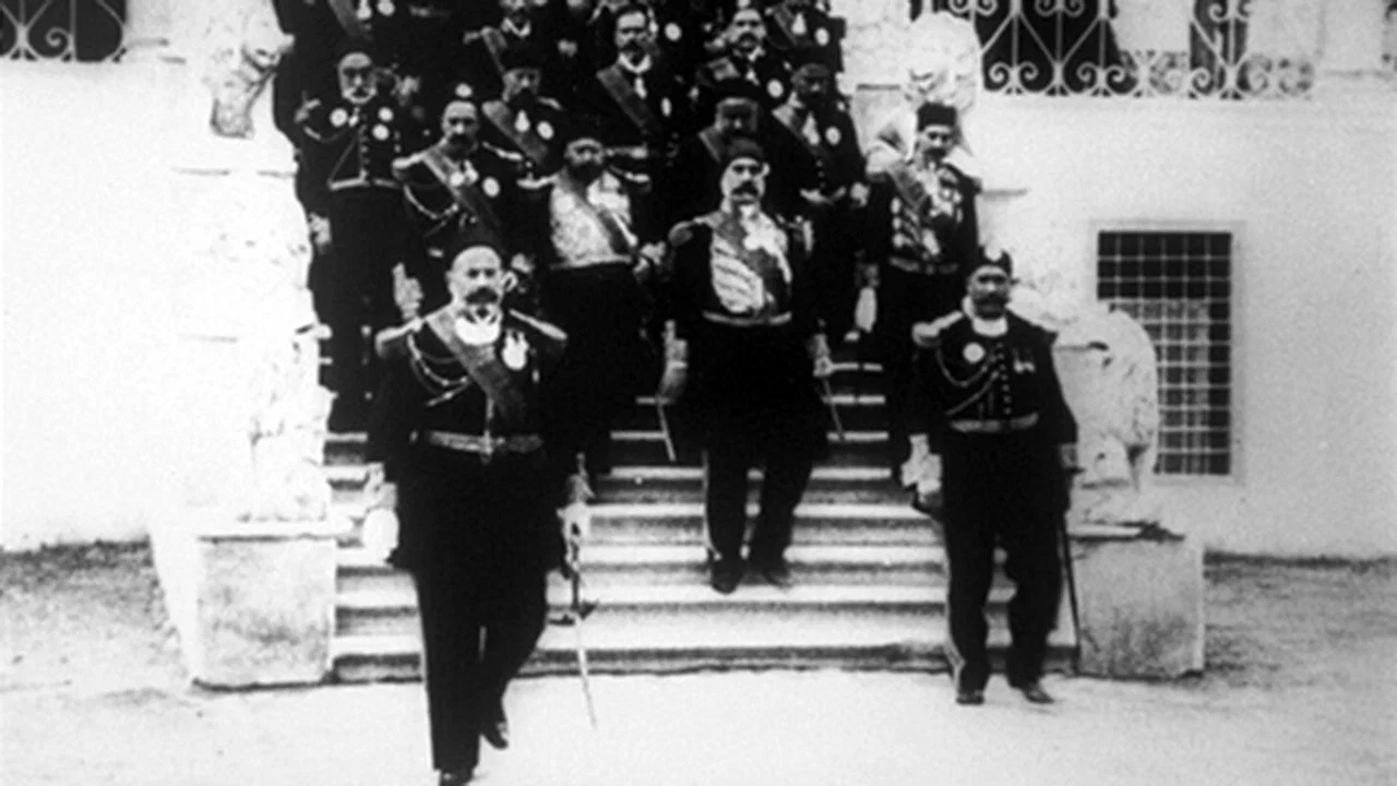 Le Bey de Tunis et les personnages de sa suite descendant l'escalier du Bardo - 剧照