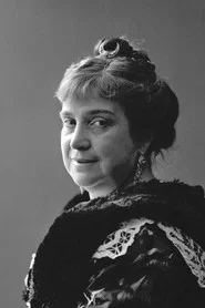 Luc&iacute;lia Sim&otilde;es
