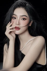 C&ugrave; Thị Tr&agrave;