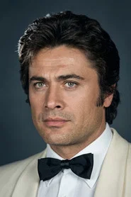 C&uuml;neyt Arkın