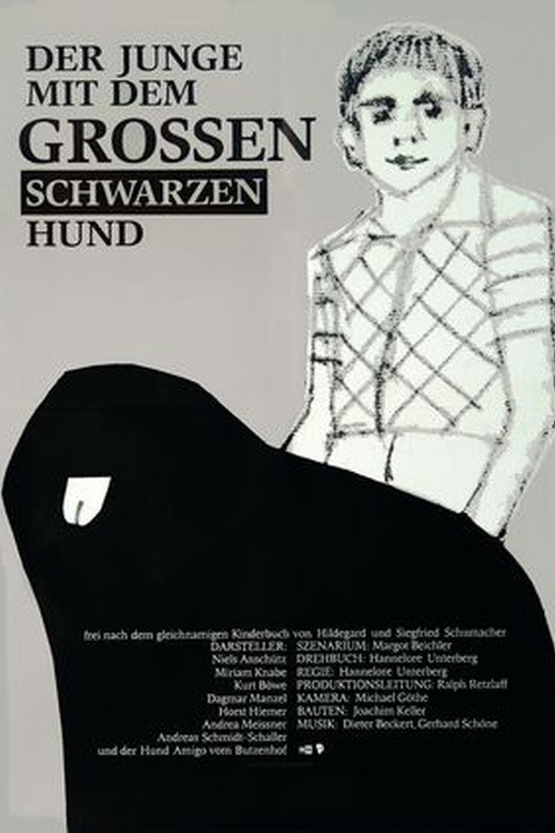Der Junge mit dem gro&szlig;en schwarzen Hund