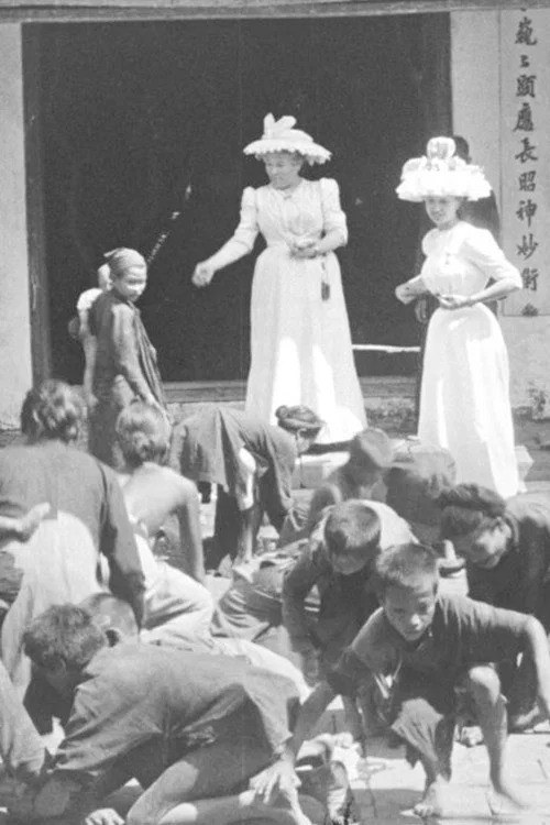 Enfants annamites ramassant des sap&egrave;ques devant la Pagode des Dames