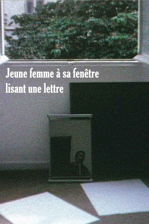 Jeune femme &agrave; sa fen&ecirc;tre lisant une lettre