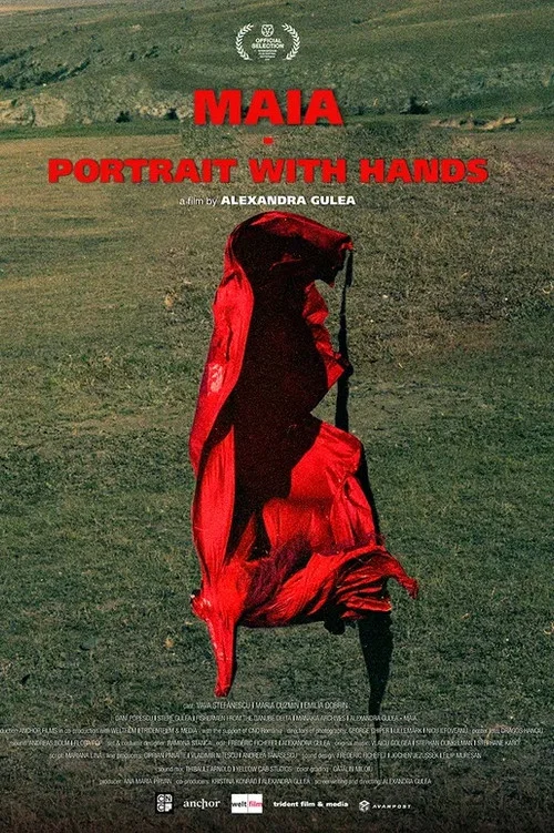Maia &ndash; Portret cu m&acirc;ini