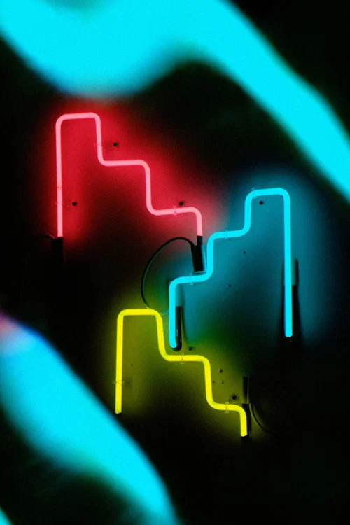 Est&uacute;dio Neon da Carolina Pereira